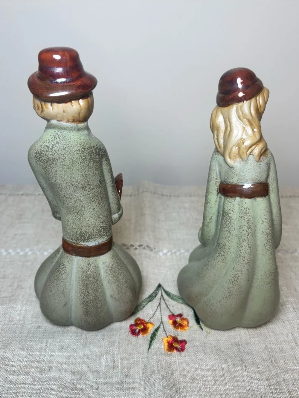 Pier 1 Thanksgiving Pilgrim Figurines 1970s Ceramic Set of 2 Folk Art MCM